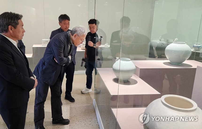 양구백자박물관 찾은 유인촌 장관 (양구=연합뉴스) 8일 강원 양구군 백자박물관을 방문한 유인촌 문화체육관광부 장관이 서흥원 군수 및 지역 예술인들과 함께 작품을 둘러보고 있다.2025.5.8 [양구군 제공.재판매