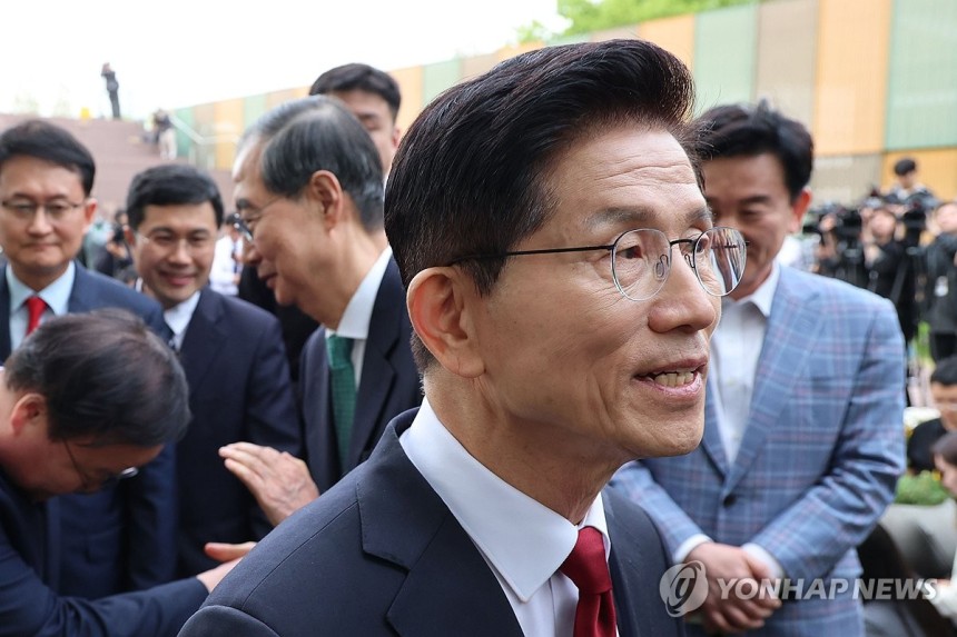 회동 마치고 인사하는 김문수-한덕수
(서울=연합뉴스) 박동주 기자 = 국민의힘 김문수 대선후보와 무소속 한덕수 대선 예비후보가 8일 서울 국회 사랑재에 위치한 커피숍에서 회동을 마친 후 인사하고 있다. 2025.5.