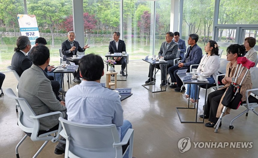 지역 예술인들 만난 유인촌 장관 (서울=연합뉴스) 유인촌 문화체육관광부 장관이 8일 강원도 양구군 박수근 미술관에서 지역 예술인들을 만나 간담회를 갖고 있다.2025.5.8 [문화체육관광부 제공.재판매 및 DB금