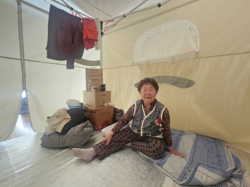 44일째 임시 거처 텐트에서 생활 중인 금영자 할머니 (안동=연합뉴스) 김선형 기자 = 8일 오전 경북 안동시 길안면 길안중학교 강당에서 금영자(78) 할머니가 인터뷰를 하고 있다.금 할머니는 지난 3월 25일 경
