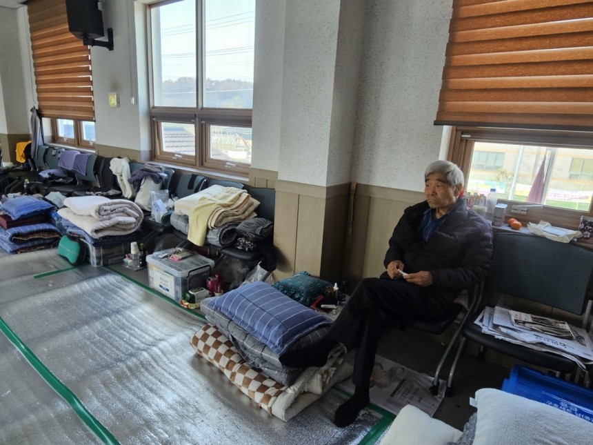 산불 당시 떠올리는 임병하 할아버지 (안동=연합뉴스) 김선형 기자 = 경북 안동시 임하면 복지센터에서 임병하(81) 할아버지가 산불 피해 상황을 이야기하고 있다.2025.5.8  