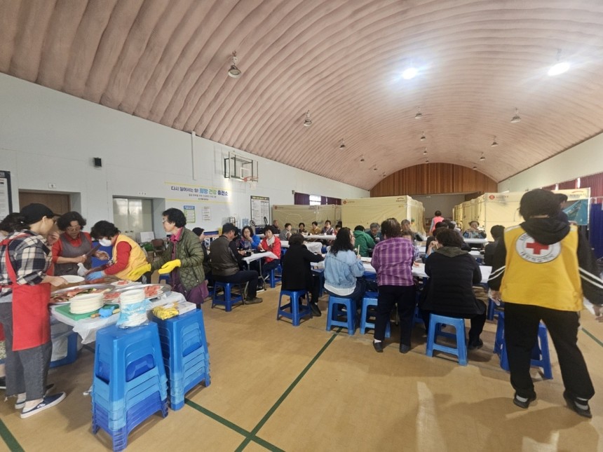안동 길안중학교 강당에 차려진 이재민 임시거처 (안동=연합뉴스) 김선형 기자 = 8일 오전 경북 안동시 길안면 길안중학교에서 이재민들이 아침을 먹고 있다.2025.5.8 