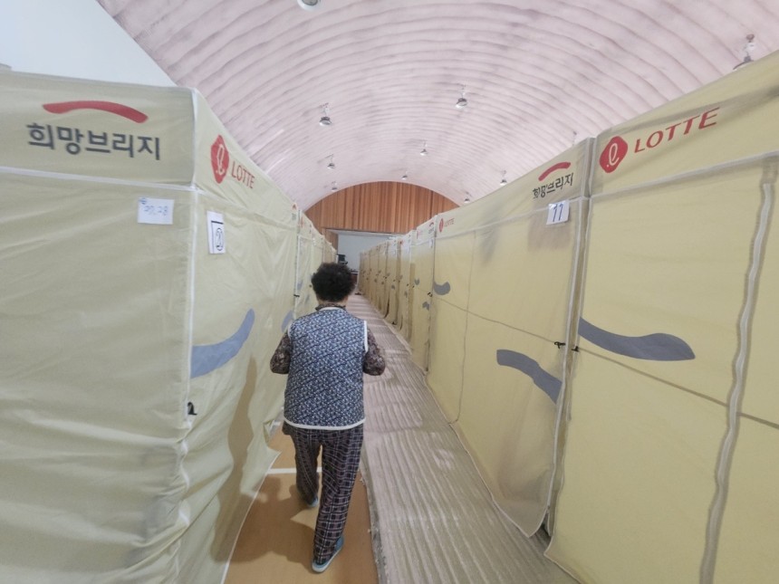텐트로 이동하는 이재민 (안동=연합뉴스) 김선형 기자 = 8일 오전 경북 안동시 길안면 길안중학교 강당에서 금영자 할머니가 임시 거처인 텐트로 이동하고 있다.2025.5.8 