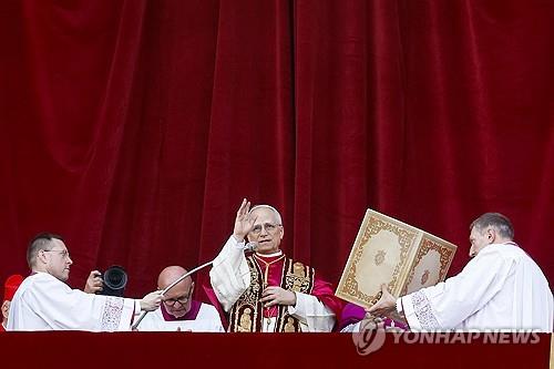 신자들 첫 대면한 레오 14세 [EPA 연합뉴스 자료사진.재판매 및 DB 금지]
