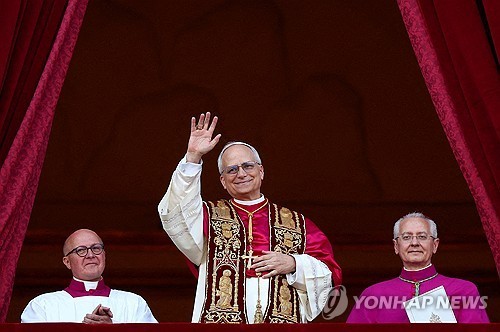 성 베드로 대성전 발코니에 모습을 드러낸 레오 14세 교황 [로이터 연합뉴스 나무위키.재판매 및 DB 금지]