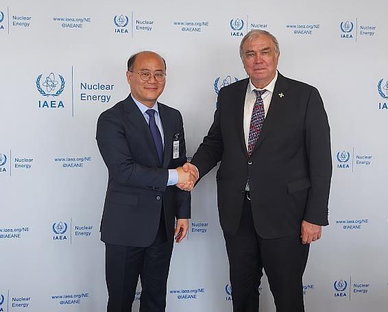 면담 갖는 이창윤 과기정통부 1차관(왼쪽)과 미하일 추다코프 IAEA 사무차장 [과기정통부 제공.재판매 및 DB 금지]