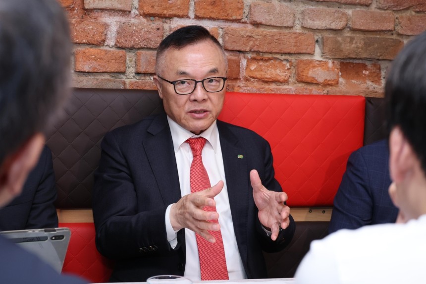 체코 현지에서 기자간담회 중인 황주호 한국수력원자력 사장 [산업통상자원부 공동취재단] 