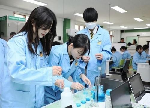과학 실험하는 학생들 [경기도교육청 제공.재판매 및 DB 금지]