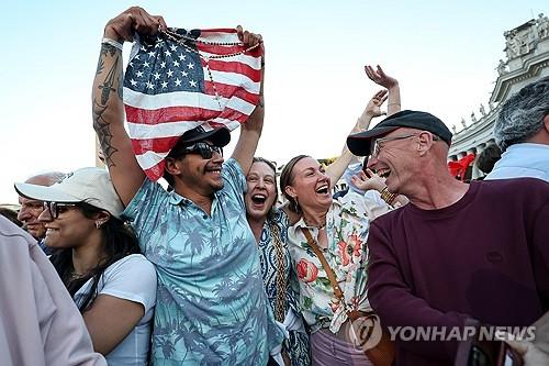 새 교황 선출에 기뻐하는 사람들 [EPA=연합뉴스.재판매 및 DB 금지]