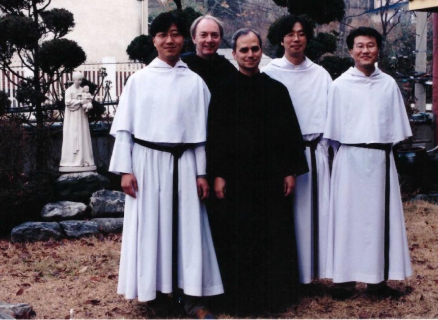 2002년에 한국 방문한 레오 14세
(서울=연합뉴스) 레오 14세 교황이 2002년 성 아우구스티노 수도회 총장 신분으로 한국을 방문해 수도자들과 함께 찍은 사진. [성 아우구스티노회 수도회의 한국지부 '아우구스띠