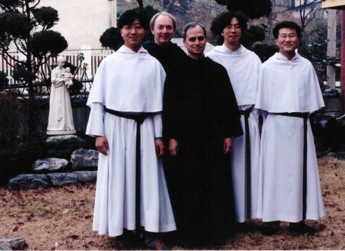2002년에 한국 방문한 레오 14세 (서울=연합뉴스) 레오 14세 교황이 2002년 성 아우구스티노 수도회 총장 신분으로 한국을 방문해 수도자들과 함께 찍은 사진.[성 아우구스티노회 수도회의 한국지부 '성 아우구