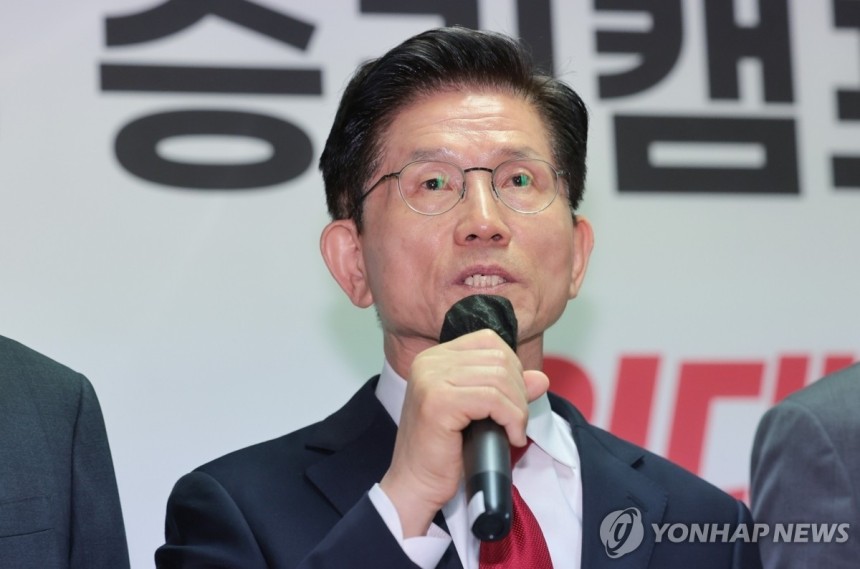 발언하는 김문수 후보 (서울=연합뉴스) 김인철 기자 = 국민의힘 김문수 대선 후보가 9일 서울 영등포구 여의도 선거 캠프 사무실에서 대선 정책 등을 발표하고 있다.2025.5.9 