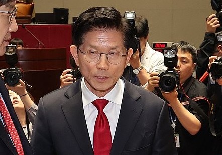 권영세와 충돌한 김문수...의총 중간에 퇴장
(서울=연합뉴스) 김주성 기자 = 국민의힘 김문수 대선 후보가 9일 서울 여의도 국회에서 열린 의원총회에서 권영세 비상대책위원장이 단일화를 압박하는 발언 뒤 퇴장하자 바로
