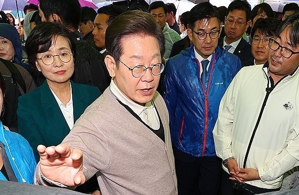 경북 김천 방문한 이재명 후보
(김천=연합뉴스) 김도훈 기자 = 더불어민주당 이재명 대선 후보가 9일 제63회 경북도민체육대회가 열린 경북 김천실내체육관 인근에 설치된 김천시청 부스를 찾아 드론 관련 설명을 듣고 있