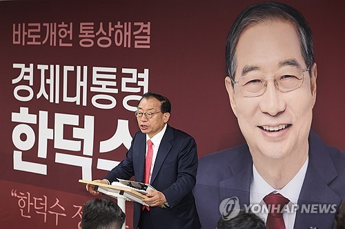 취재진 질문에 답하는 이정현 대변인 (서울=연합뉴스) 김성민 기자 = 무소속 한덕수 대통령선거 예비후보 캠프 이정현 대변인이 7일 서울 영등포구 한 후보 캠프 사무실에서 한 후보의 기자회견이 끝난 뒤 취재진 