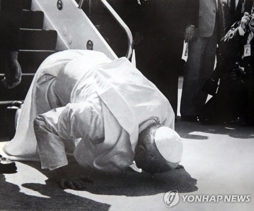 한국에 온 최초의 교황 요한 바오로 2세
(서울=연합뉴스) 1984년 5월 3일 요한 바오로 2세 당시 교황이 김포공항에 도착하자마자 한국 땅에 입맞춤을 하고 있다. [연합뉴스 자료사진]