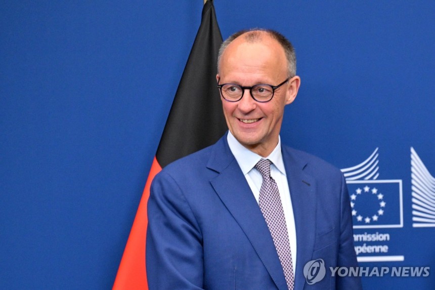 메르츠 총리 (브뤼셀 AFP=연합뉴스) 프리드리히 메르츠 독일 신임 총리가 9일(현지시간) 벨기에 브뤼셀 EU 본부를 방문한 모습.2025.5.9  [재판매 및 DB 금지] 
