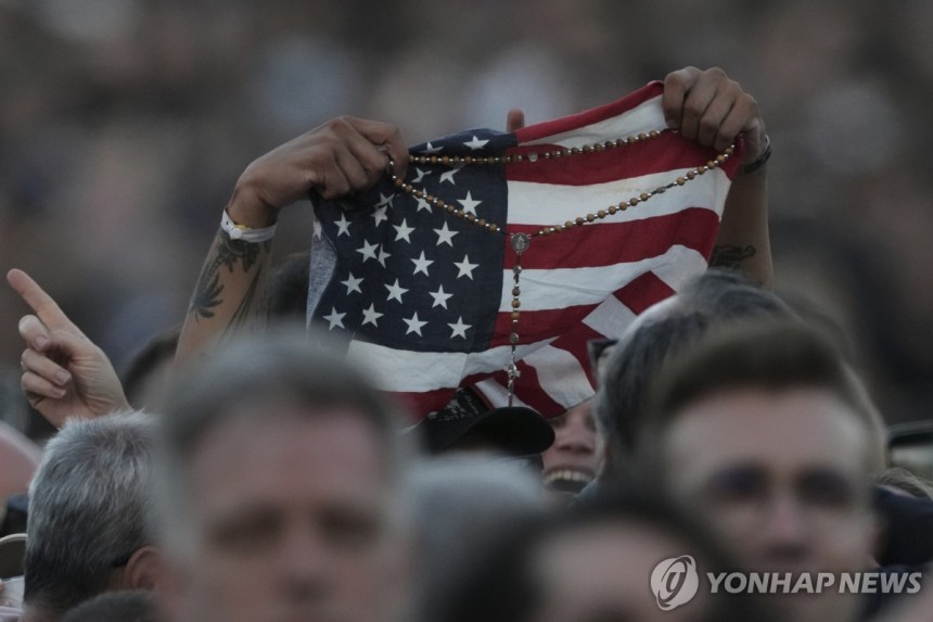 8일 바티칸에서 미국 국기를 흔드는 신자
[AP 연합뉴스]