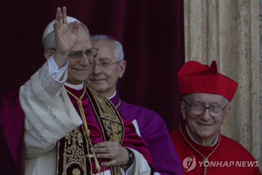 신자들에게 인사하는 레오14세 (바티칸 AP=연합뉴스) 레오14세가 8일(현지시간) 선출 직후 바티칸 성 베드로 대성전에서 신자들에게 손을 흔들고 있다.2025.5.8 