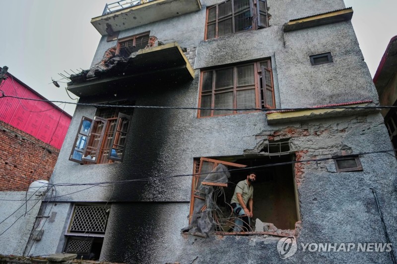 "<b>드론</b>·미사일로 또 공격"…'무력<b>충돌</b>' 印·<b>파키스탄</b>, 서로 비난