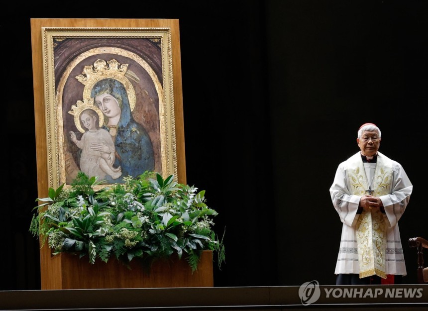 3월7일(현지시간) 프란치스코 교황 쾌유 기원 묵주 기도회 주례하는 유흥식 추기경 [EPA 연합뉴스 자료사진.재판매 및 DB 금지]