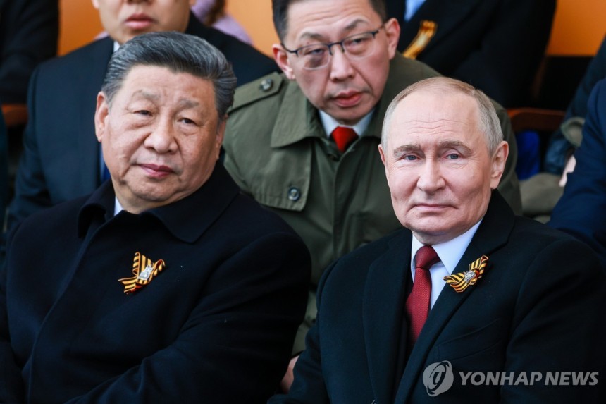 러시아 전승절 80주년 열병식 함께 지켜보는 시진핑 중국 국가주석과 블라디미르 푸틴 러시아 대통령 [타스=연합뉴스.재판매 및 DB 금지]