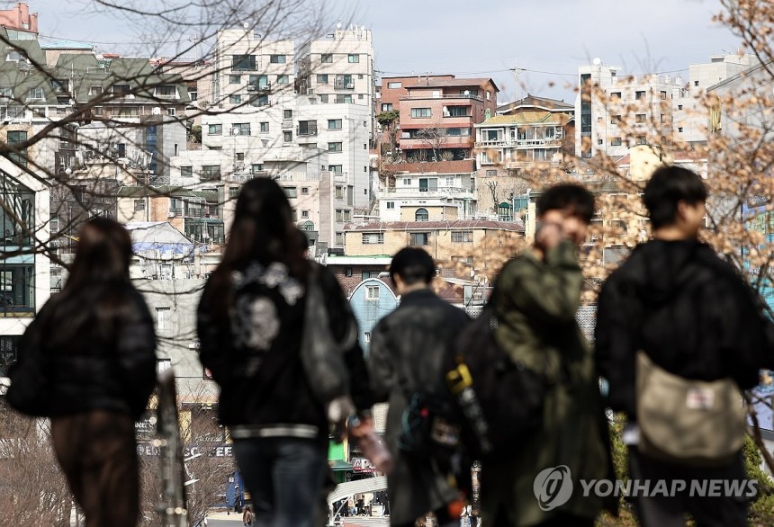 대학생들
(서울=연합뉴스) 윤동진 기자 = 지난 3월 서울의 한 대학교에서 바라본 학교 앞 모습. 2025.5.9.
