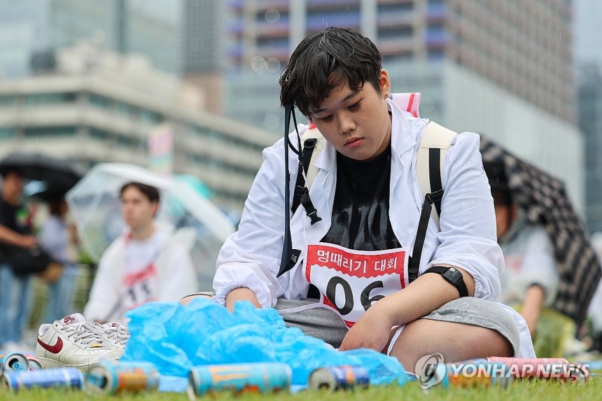 '뇌 절전모드' (서울=연합뉴스) 서대연 기자 = 26일 오후 서울 종로구 광화문광장에서 열린 2024 국제 멍때리기 대회에서 한 참가자가 멍하니 앉아있다.2024.5.26 