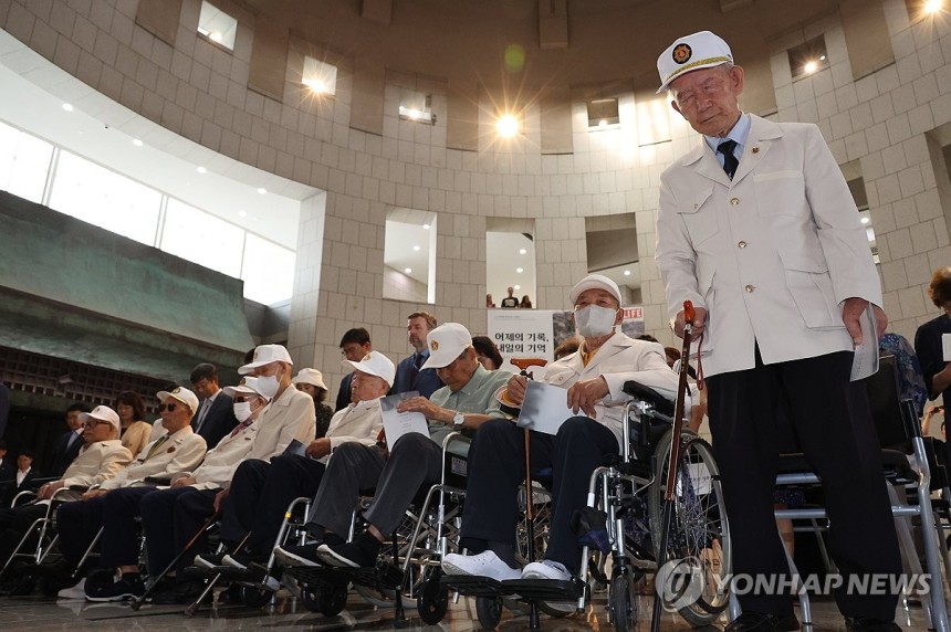 전우들을 추모하며 (서울=연합뉴스) 한상균 기자 = 귀환 국군포로 유공자들이 20일 용산구 전쟁기념관에서 열린 '국군포로 전시실' 개막식에서 묵념을 하고 있다.2024.6.20 