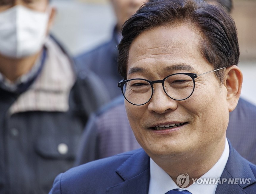 취재진 질문에 답하는 송영길 소나무당 대표
[연합뉴스 자료사진]