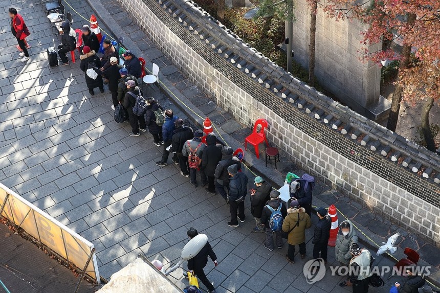 대한민국 '초고령 사회' 진입 (서울=연합뉴스) 서대연 기자 = 서울 종로구 탑골공원 원각사 노인무료급식소 앞이 식사를 기다리는 어르신들로 붐비고 있다.2024.12.24 