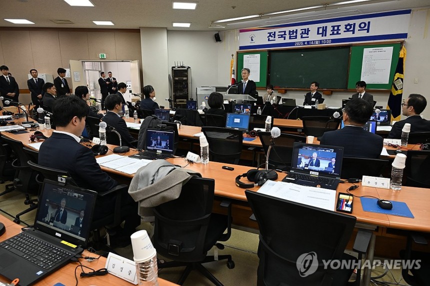 인사말 하는 조희대 대법원장
(서울=연합뉴스) 조희대 대법원장이 14일 경기도 고양시 사법연수원에서 열린 전국법관대표회의에서 인사말을 하고 있다. 2025.4.14 [전국법관대표회의 제공. 재판매 및 DB 금지] p