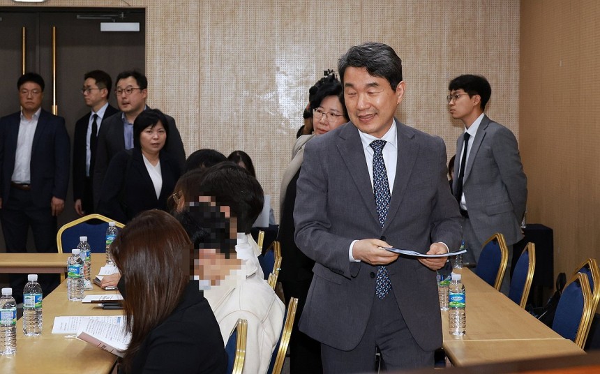 의대생 간담회에 참석하는 이주호 부총리 (서울=연합뉴스) 이주호 부총리 겸 교육부 장관이 22일 서울 강남구 한국과학기술회관에서 열린 의대생과의 간담회에 참석해 자리로 향하고 있다.2025.4.22 [교육부 제공.
