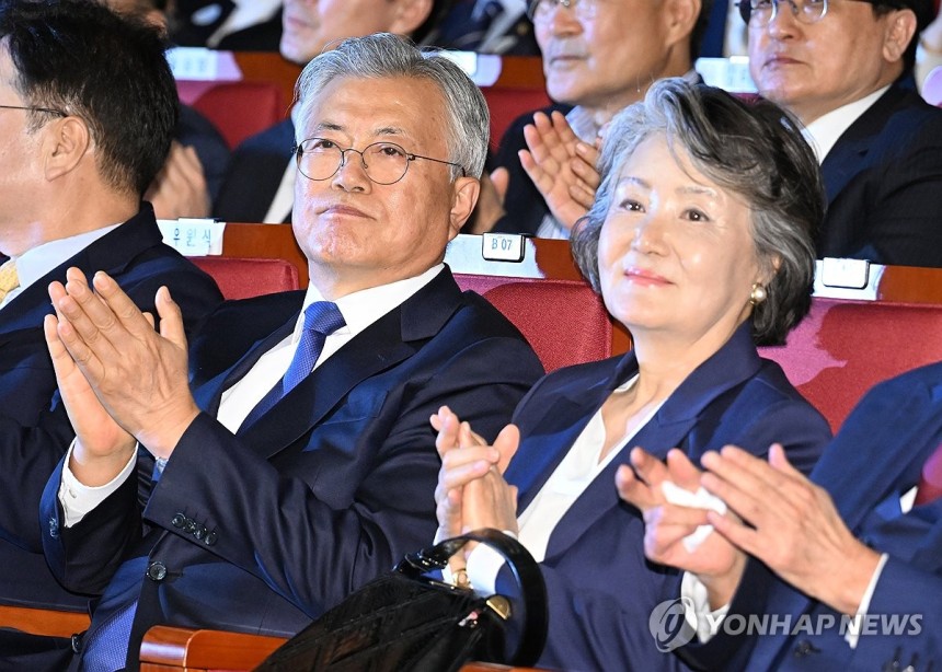 4.27 판문점선언 7주년 기념식 참석한 문재인 전 대통령과 김정숙 여사
(서울=연합뉴스) 박동주 기자 = 문재인 전 대통령과 김정숙 여사가 25일 서울 여의도 국회도서관에서 열린 4.27 판문점선언 7주년 기념식에