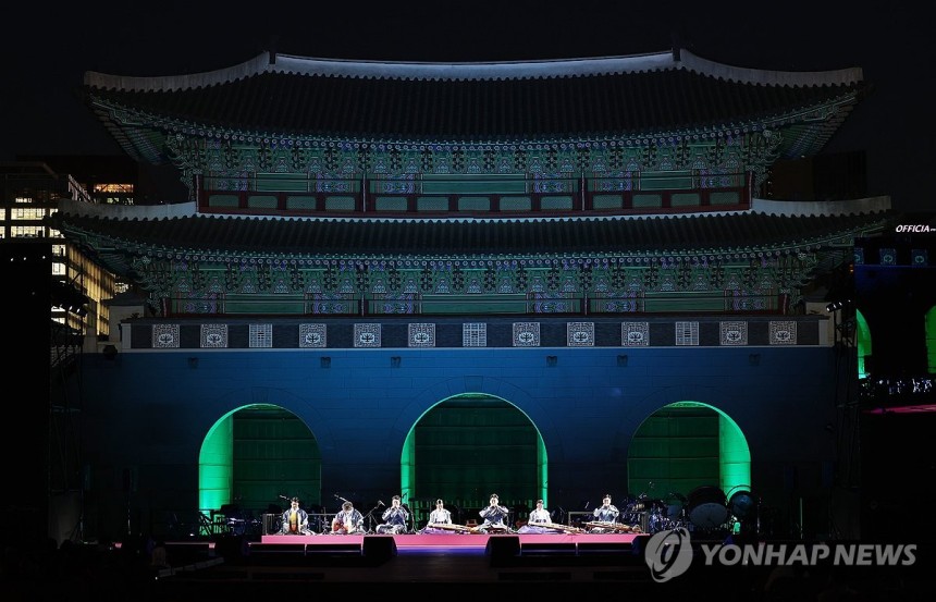 경복궁 흥례문 광장에서 열린 궁중문화축전 개막제 (서울=연합뉴스) 김성민 기자 = 25일 서울 종로구 경복궁 흥례문 광장에서 열린 '2025 제11회 궁중문화축전 개막제'에서 공연이 진행되고 있다.2025.4.25
