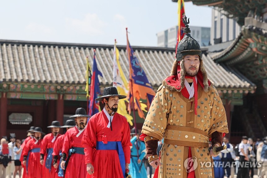 경복궁에서 재현한 궁중 일상 재현 공연 (서울=연합뉴스) 임화영 기자 = 28일 서울 종로구 경복궁에서 궁중 일상을 재현한 '시간여행,<a href=
