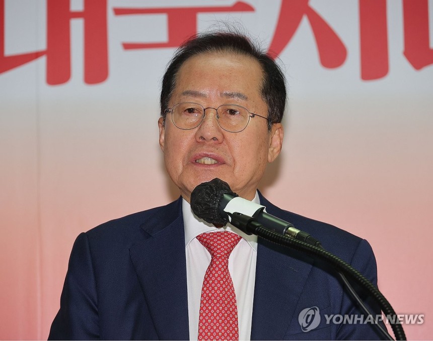 정계 은퇴 선언 기자회견하는 홍준표
(서울=연합뉴스) 류영석 기자 = 국민의힘 대선 후보 2차 경선에서 탈락한 홍준표 후보가 29일 서울 여의도 대하빌딩 선거 캠프 사무실에서 정계 은퇴 관련 기자회견을 하고 있다. 