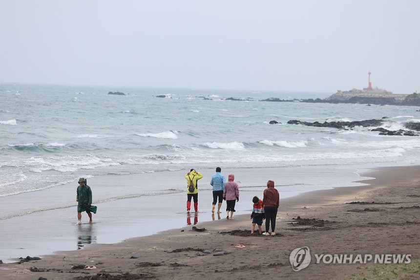 비바람 치는 제주 지난　3일 오후 비바람 친 제주시 삼양해수욕장　풍경.2025.5.3  [연합뉴스 자료사진]