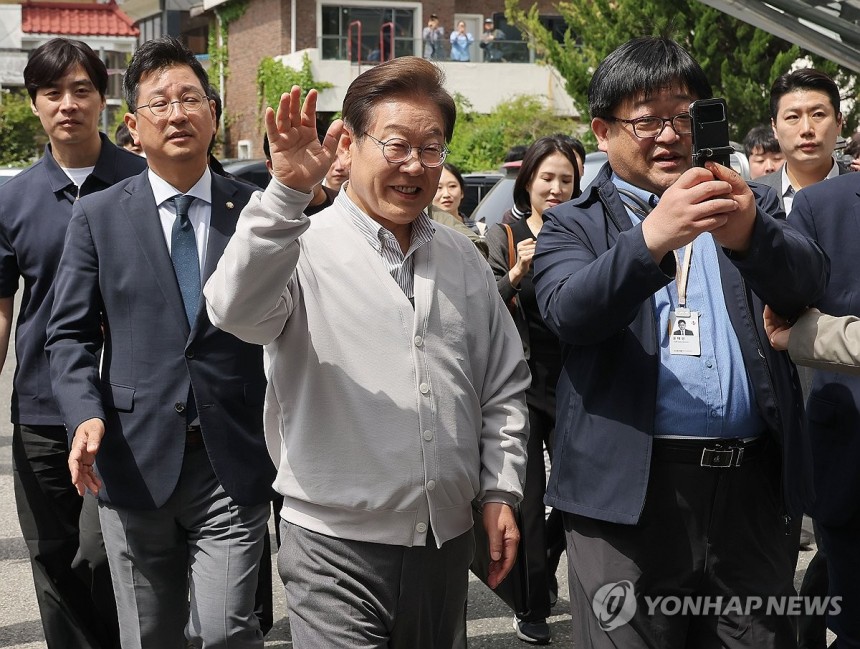밝은 표정의 이재명 후보
(전주=연합뉴스) 류영석 기자 = 더불어민주당 이재명 대선 후보가 '골목골목 경청투어:국토종주편'에 나선 7일 전북 전주시 풍남문 앞 광장 인근에서 지지자 및 시민들에게 밝게 인사하고 있다.