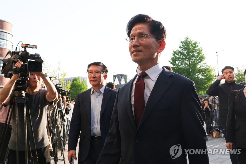 한덕수 예비후보와 단일화 회동하는 김문수 후보
(서울=연합뉴스) 황광모 기자 = 국민의힘 김문수 대선후보가 무소속 한덕수 대선 예비후보와 단일화 관련 회동을 하기 위해 7일 서울 종로구의 한 식당으로 들어서고 있다.