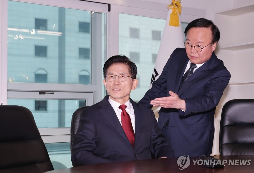 국민의힘 당사 대선 후보 사무실 찾은 김문수
(서울=연합뉴스) 류영석 기자 = 국민의힘 김문수 대선 후보가 8일 서울 영등포구 여의도 국민의힘 당사 대선 후보 사무실에서 김재원 비서실장(오른쪽)의 안내를 받으며 자리