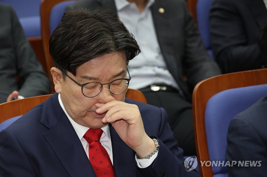 생각에 잠긴 권성동 원내대표
(서울=연합뉴스) 박동주 기자 = 국민의힘 권성동 원내대표가 8일 서울 여의도 국회에서 열린 의원총회에서 생각에 잠겨 있다. 2025.5.8 pdj6635@yna.co.kr