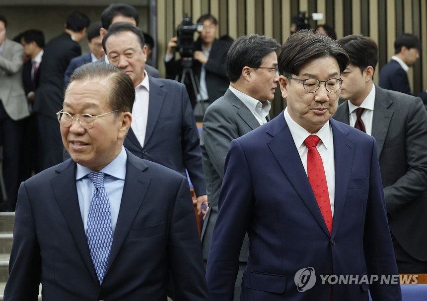 의총 참석하는 권영세-권성동
(서울=연합뉴스) 박동주 기자 = 국민의힘 권영세 비상대책위원장과 권성동 원내대표가 8일 서울 여의도 국회에서 열린 의원총회에 참석하고 있다. 2025.5.8 pdj6635@yna.co.