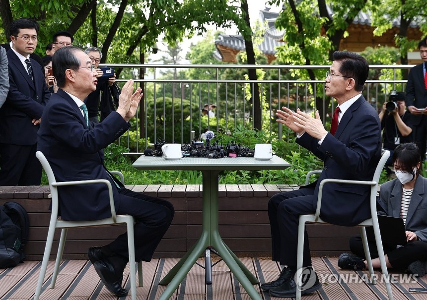 김문수와 단일화 관련 2차 회동하는 한덕수
(서울=연합뉴스) 류영석 기자 = 무소속 한덕수 대선 예비후보가 8일 서울 국회 사랑재에 위치한 커피숍에서 국민의힘 김문수 대선후보와 후보 단일화 관련 회동을 하고 있다. 