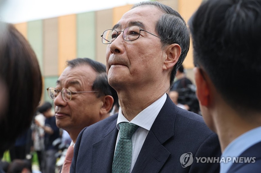 생각에 잠긴 무소속 한덕수 대선 예비후보
(서울=연합뉴스) 박동주 기자 = 무소속 한덕수 대선 예비후보가 8일 서울 국회 사랑재에 위치한 커피숍에서 국민의힘 김문수 대선후보와 후보 단일화 관련 회동을 마치고 생각에 