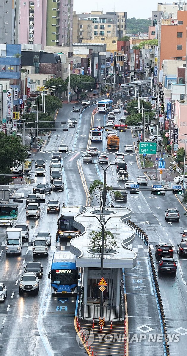 정식 개통한 제주 '섬식정류장' (제주=연합뉴스) 박지호 기자 = 제주도가 국내 최초로 '섬식정류장'을 도입한 '제주형 간선급행버스체계(BRT) 고급화 사업'의 서광로 구간이 9일 개통됐다.사진은 이날 오전