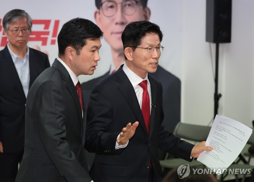 정책 발표 마친 김문수 후보
(서울=연합뉴스) 김인철 기자 = 국민의힘 김문수 대선 후보가 9일 서울 영등포구 여의도 선거 캠프 사무실에서 대선 정책 발표를 마친 후 퇴장하고 있다. 2025.5.9 yatoya@yn