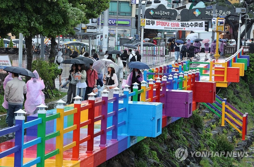 비 내리는 제주 (제주=연합뉴스) 박지호 기자 = 제주도에 호우특보가 내려진 9일 오전 제주시 산지천 인근에서 수학여행 온 학생들이 우산을 쓰고 이동하고 있다.2025.5.9 