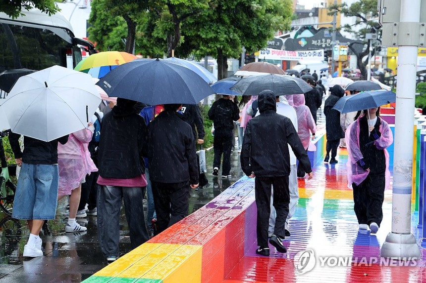 비 내리는 제주
(제주=연합뉴스) 박지호 기자 = 제주도에 호우특보가 내려진 9일 오전 제주시 산지천 인근에서 수학여행 온 학생들이 우산을 쓰고 이동하고 있다. 2025.5.9 jihopark@yna.co.kr