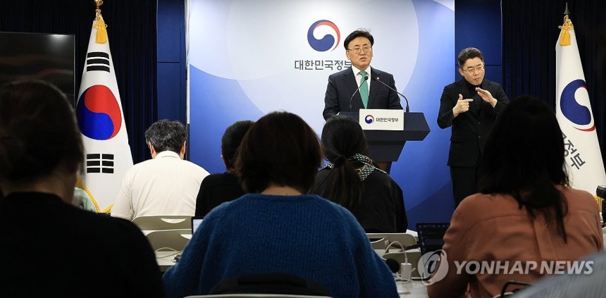 과기정통부 핵심과제 추진현황 브리핑 (서울=연합뉴스) 최재구 기자 = 유상임 과학기술정보통신부 장관이 9일 서울 종로구 정부서울청사에서 과기정통부 핵심과제 추진현황 브리핑을 하고 있다.2025.5.9 jjaeck9